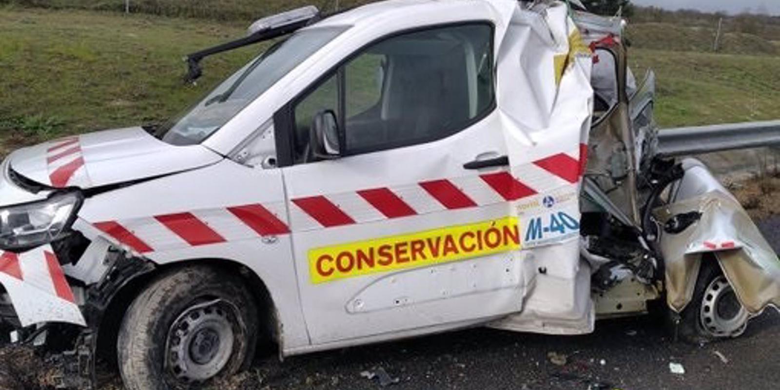 Dos heridos al chocar un camión contra una furgoneta de mantenimiento en la M-40