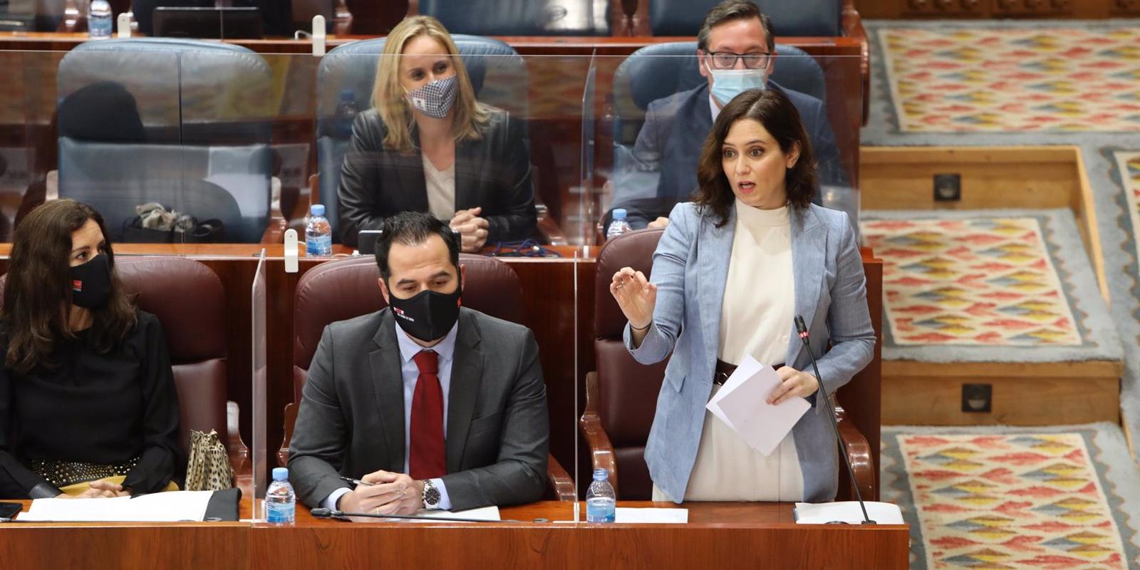 Díaz Ayuso defiende a López ante las acusaciones de la izquierda