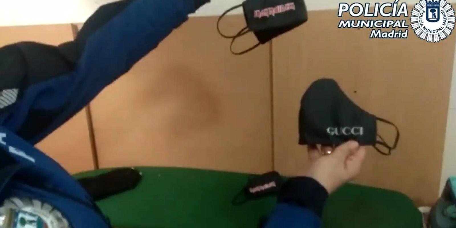 Requisados 1.136 artículos falsos de todo tipo, también mascarillas, en dos locales de Usera