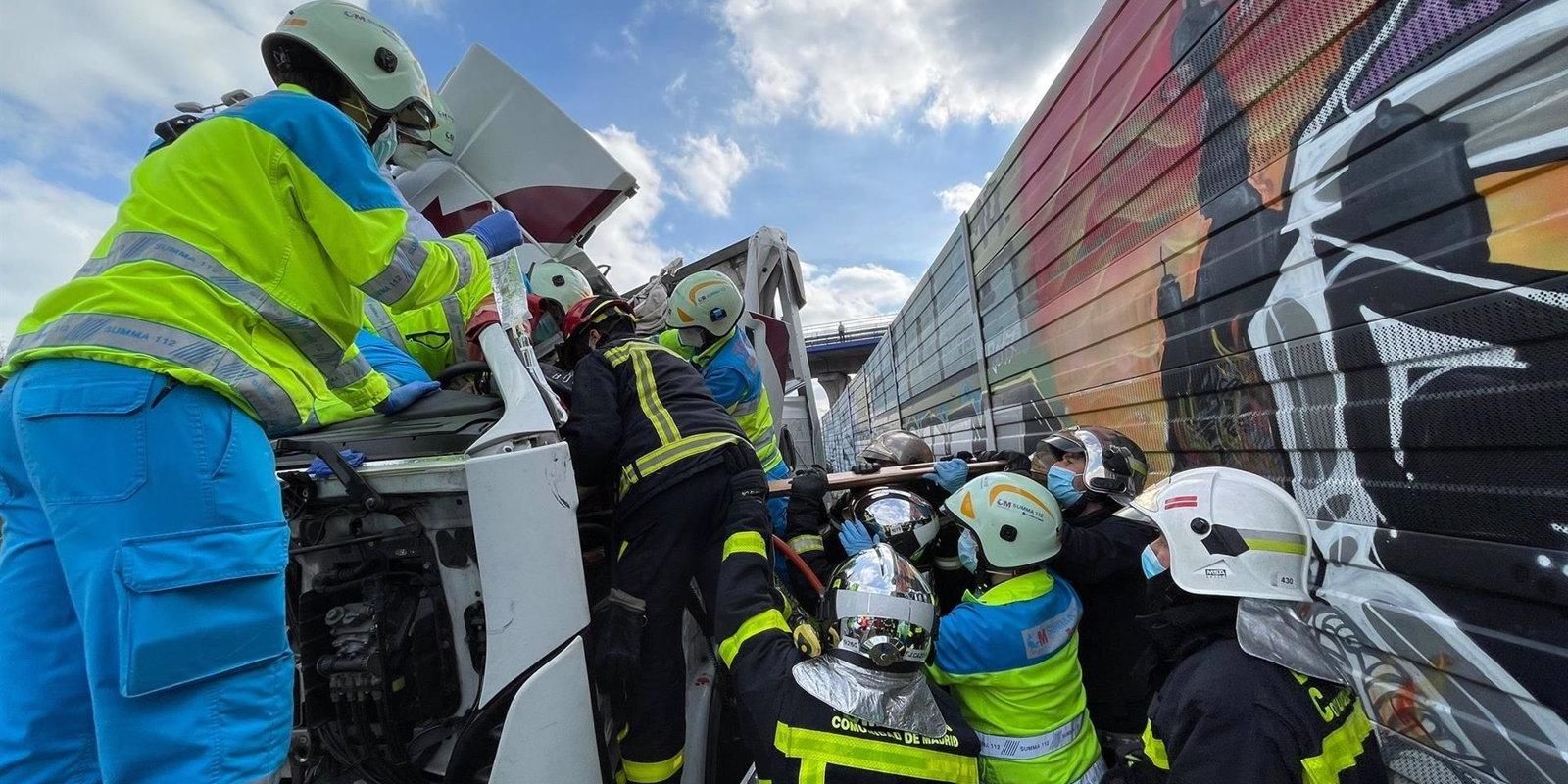 Herido un conductor de un camión al colisionar con otro en la M-50