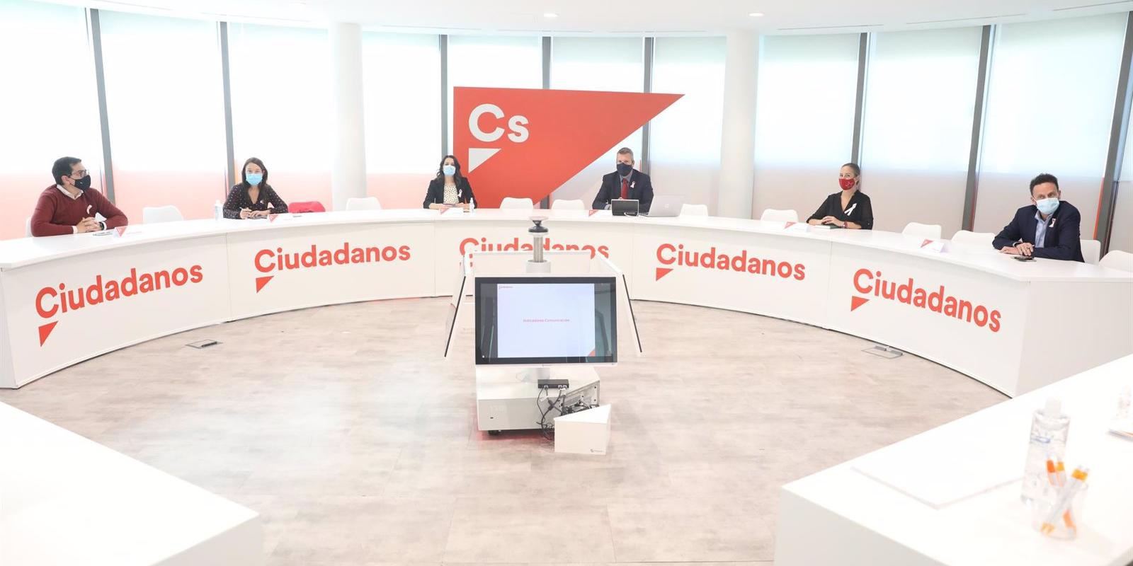 Arrimadas aguanta la presión interna tras el 14-F y rechaza por ahora que la cúpula de Cs asuma responsabilidades