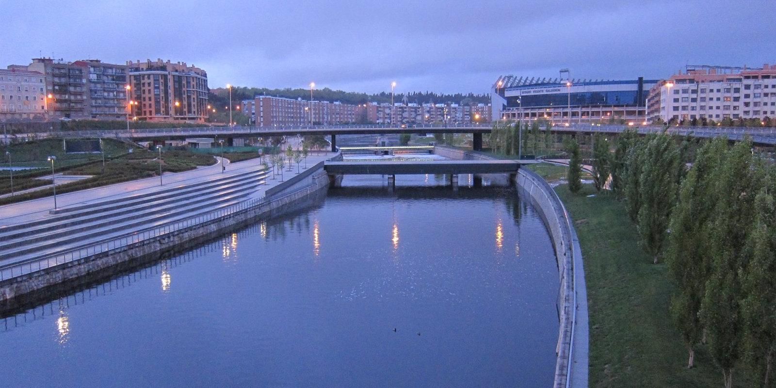 Un puente con cubierta vegetal al Manzanares cubrirá la M-30 a su paso por el antiguo Calderón y culminará Madrid Río