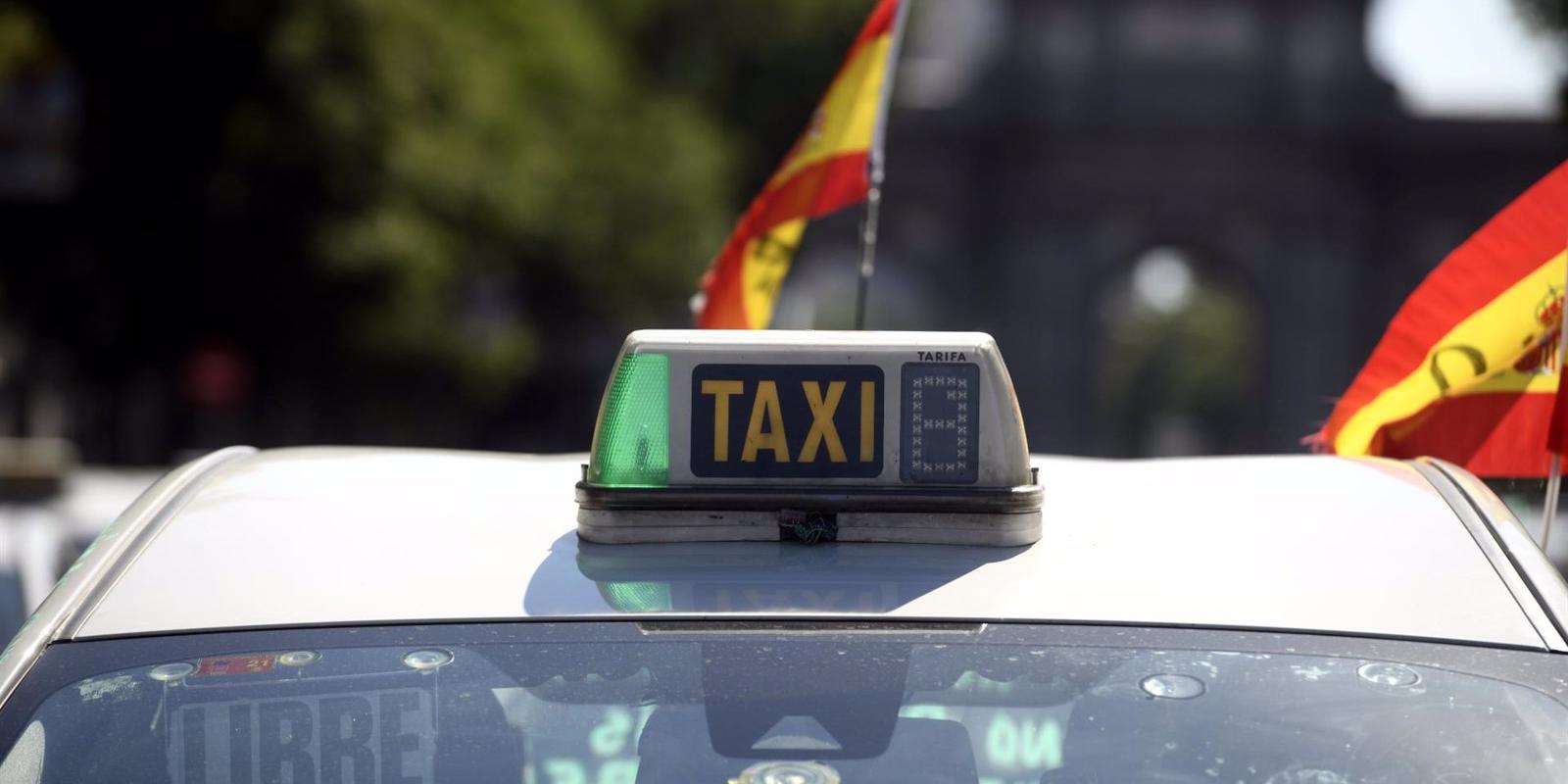 La nueva ordenanza del taxi, aprobada de forma inicial, recoge precio cerrado, tarifas fijas y nuevo código de vestir