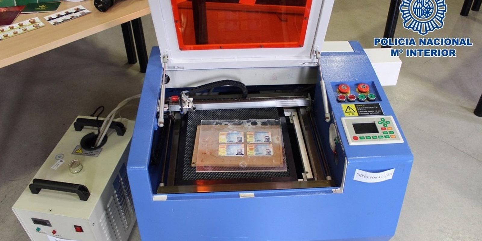 Detienen a un experto falsificador con hasta 44 identidades para estafar en centros comerciales