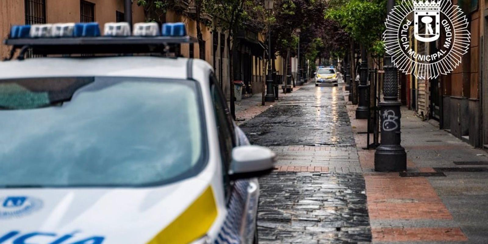 Arrestan a un hombre por golpear brutalmente a un agente en la inspección de un local con 35 personas de fiesta