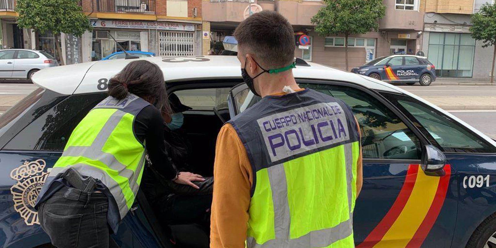 Desmantelado un 'narcopiso' en un recinto escolar de San Blas que usaba a menores para mantener la plantación