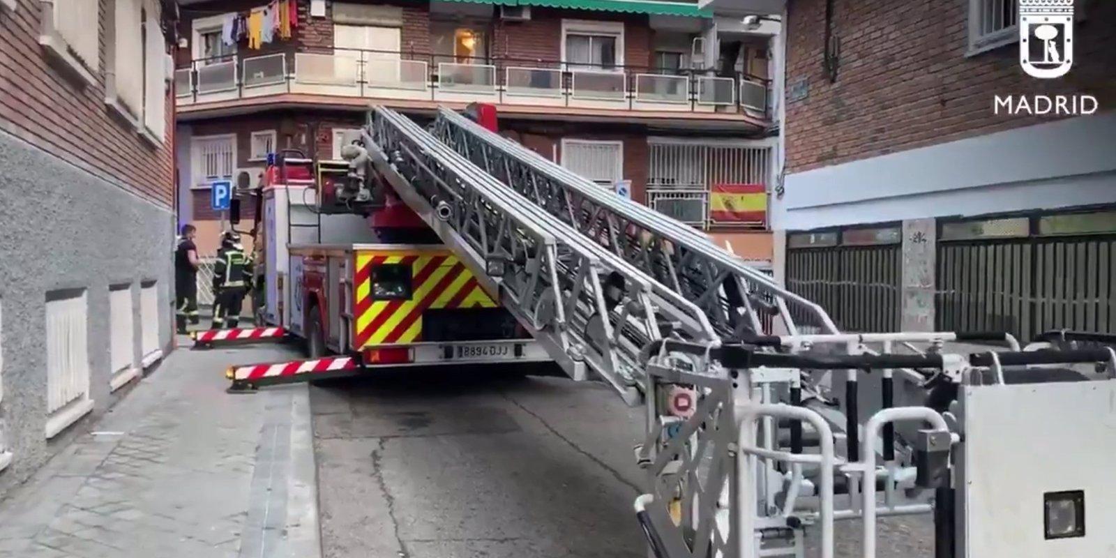 Dos intoxicados leves en el incendio del espacio bajo cubierta con trasteros de un edificio en Carabanchel