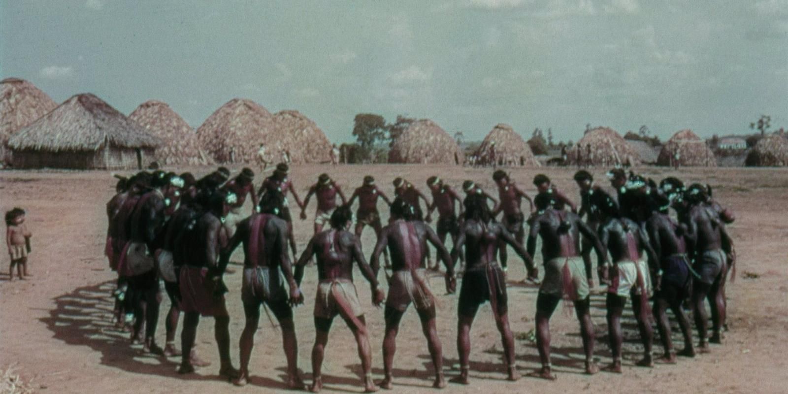 Dos mujeres ganan los concursos de fotolibro de la Comunidad al reinterprear 'Ícaro' y abordar el colonialismo