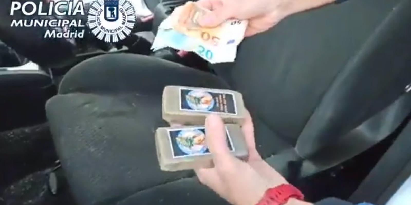 Sorprenden con dos placas de hachís a un conductor en un control de movilidad en Madrid