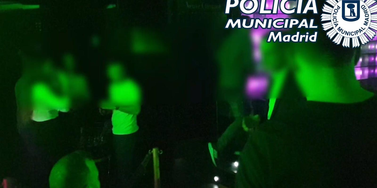 Desalojado y precintado un club en el centro de Madrid con 173 clientes, algunos sin mascarilla y fumando cachimbas