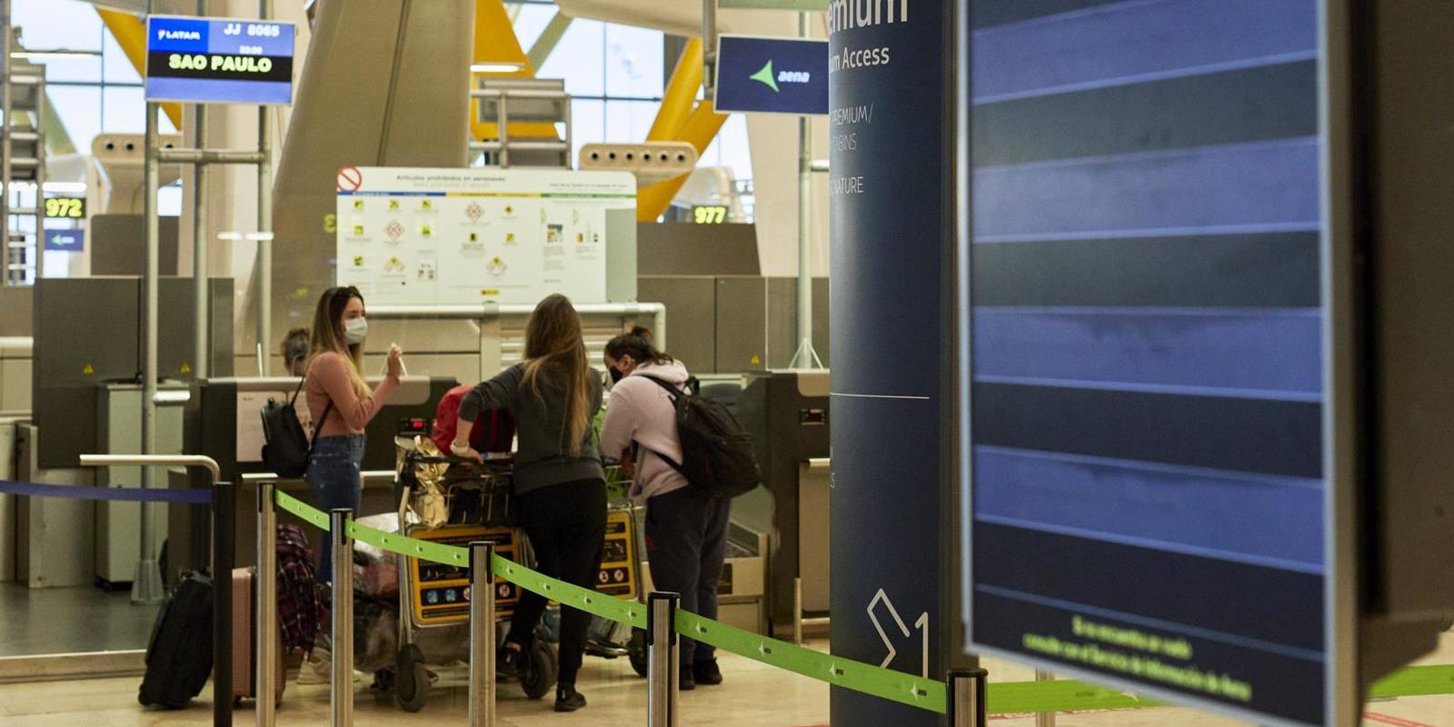 Sanidad amplía la cuarentena a pasajeros que llegan a España para controlar las cepas sudafricana y brasileña