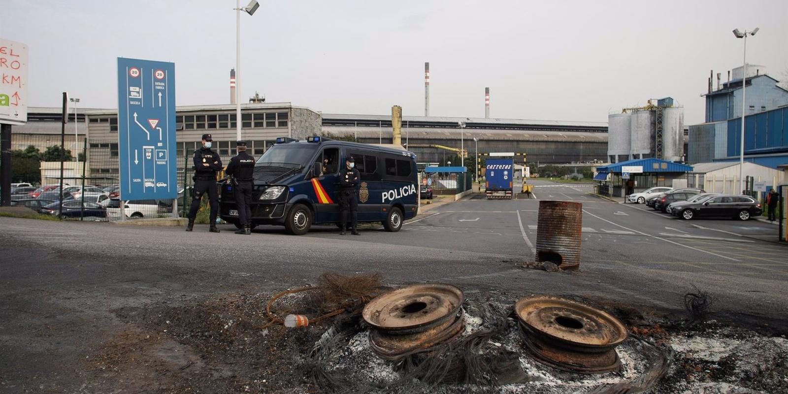 Agentes de la UDEF registran instalaciones de Alcoa tras una denuncia interna por posibles irregularidades