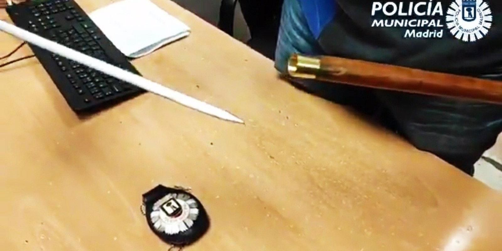 La Policía requisa un bastón de estoque de 80cm de largo, un arma prohibida que se vendía en un puesto del rastro