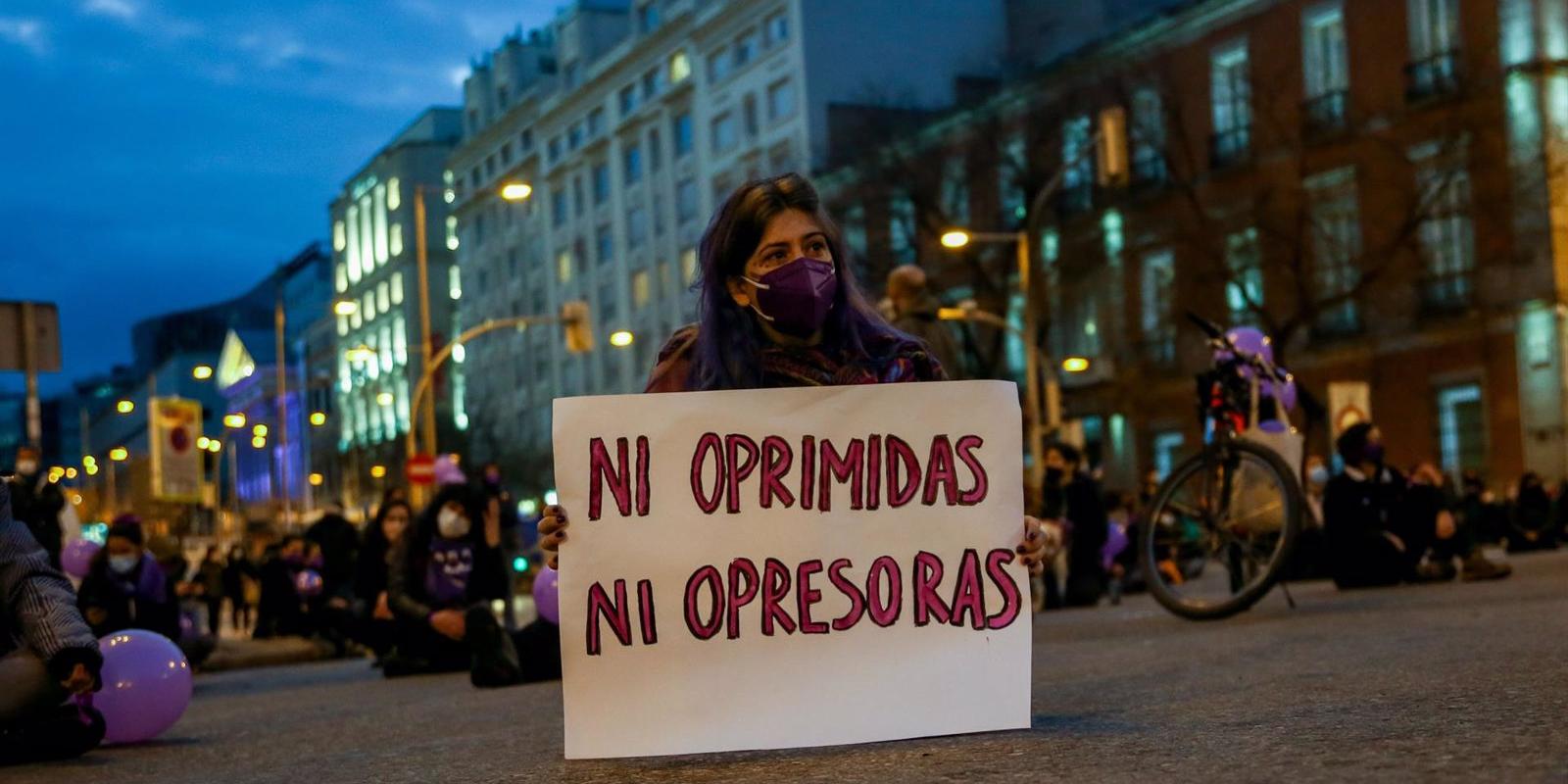 Momentos de tensión entre Policía Nacional y feministas en una manifestación sin autorización en Neptuno