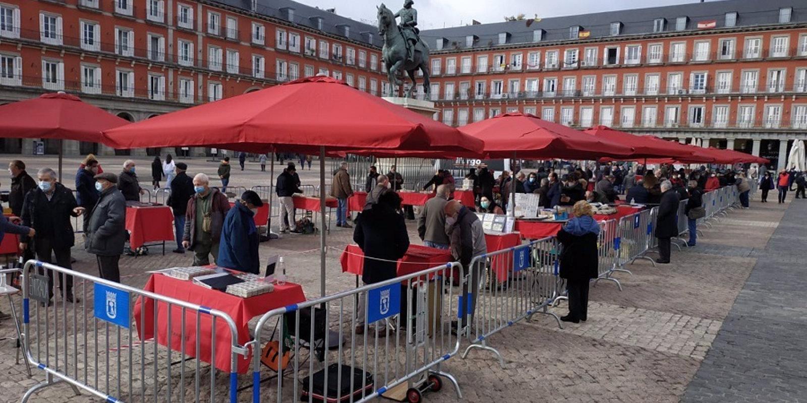 El Mercado de Filatelia ha vuelto a la Plaza Mayor este domingo