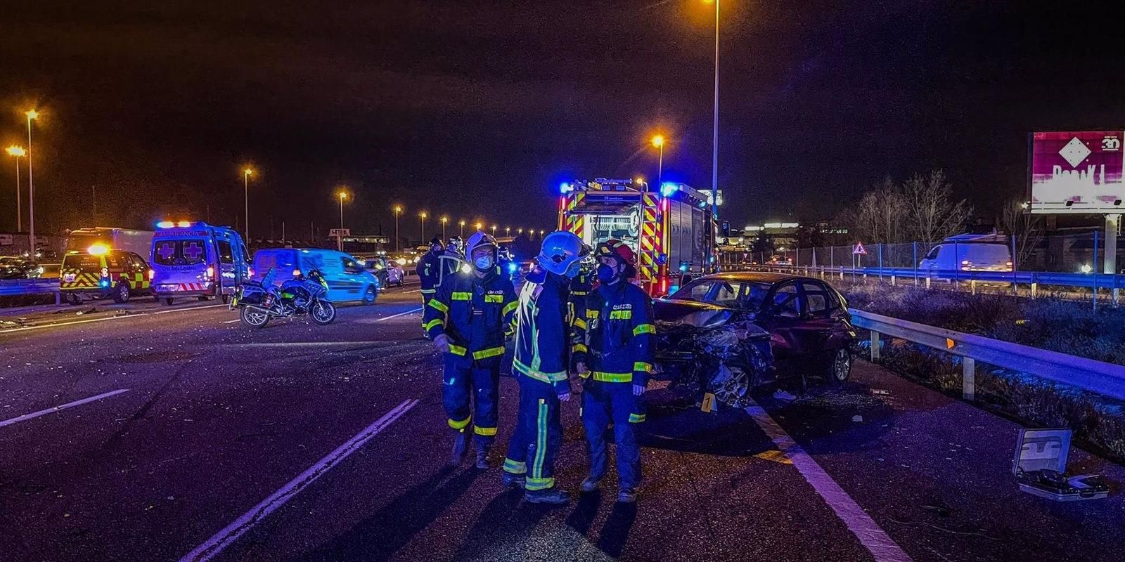 Cuatro heridos, uno de ellos muy grave, en una colisión por alcance de tres vehículos en la A-6 en Las Rozas