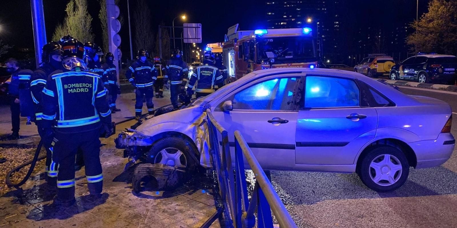 Un conductor sale ileso tras arder su coche después de chocar contra una valla del puente de Praga