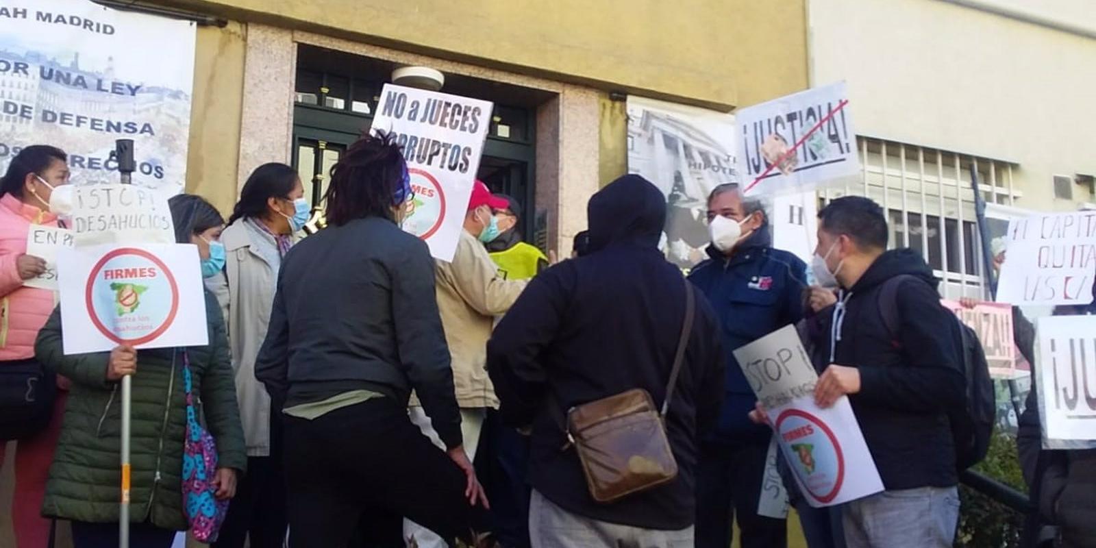 Aplazado el desahucio de una mujer y su hija en el barrio de Puerta del Ángel