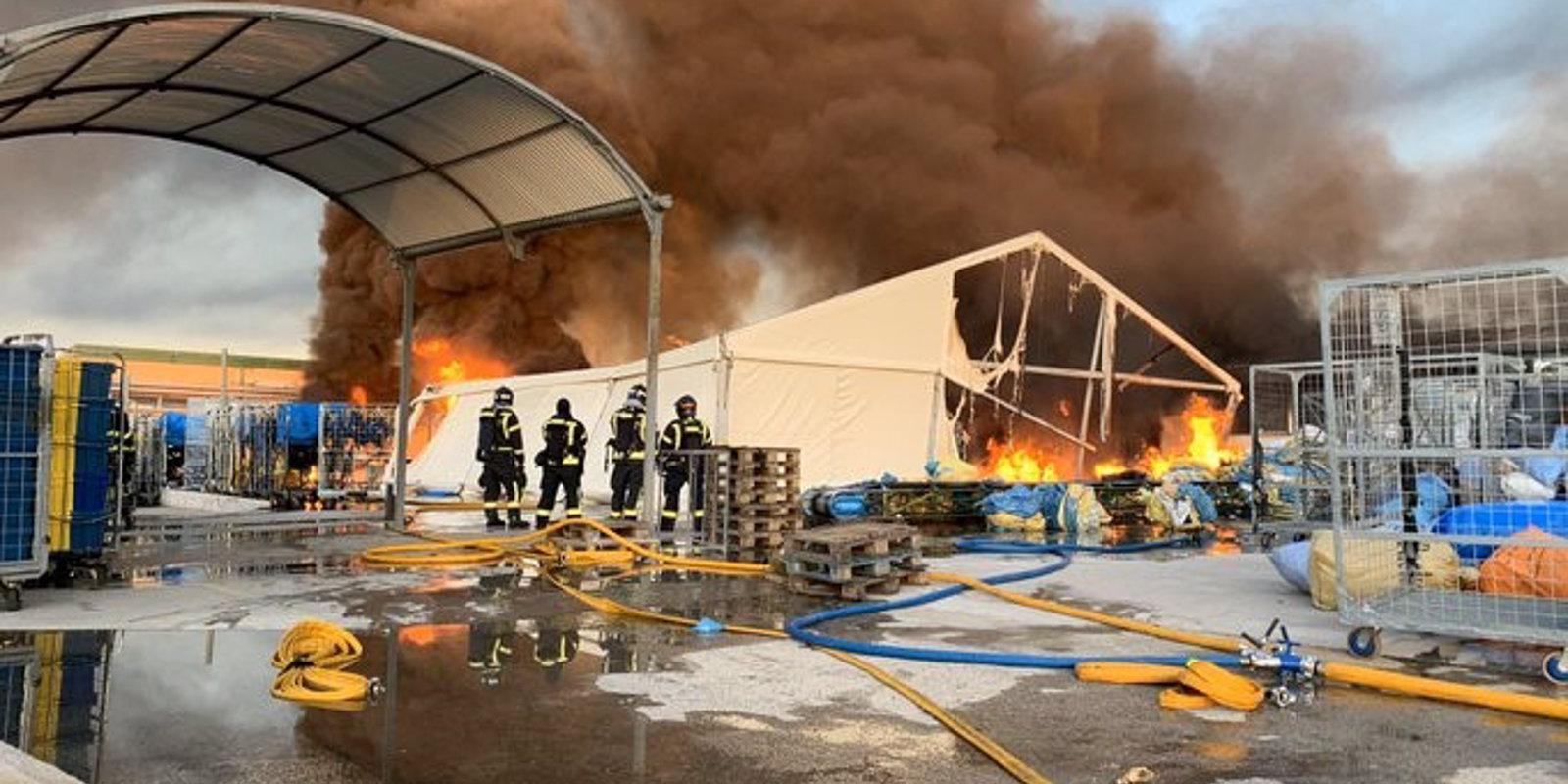 Un incendio afecta a cuatro naves industriales con almacenamiento de plástico y papel en Fuencarral