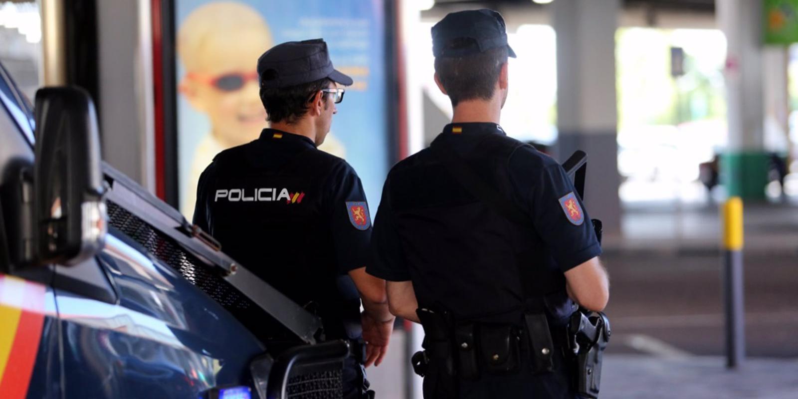 Policías nacionales reaniman a un hombre que sufrió un infarto en una calle de Ciudad Lineal