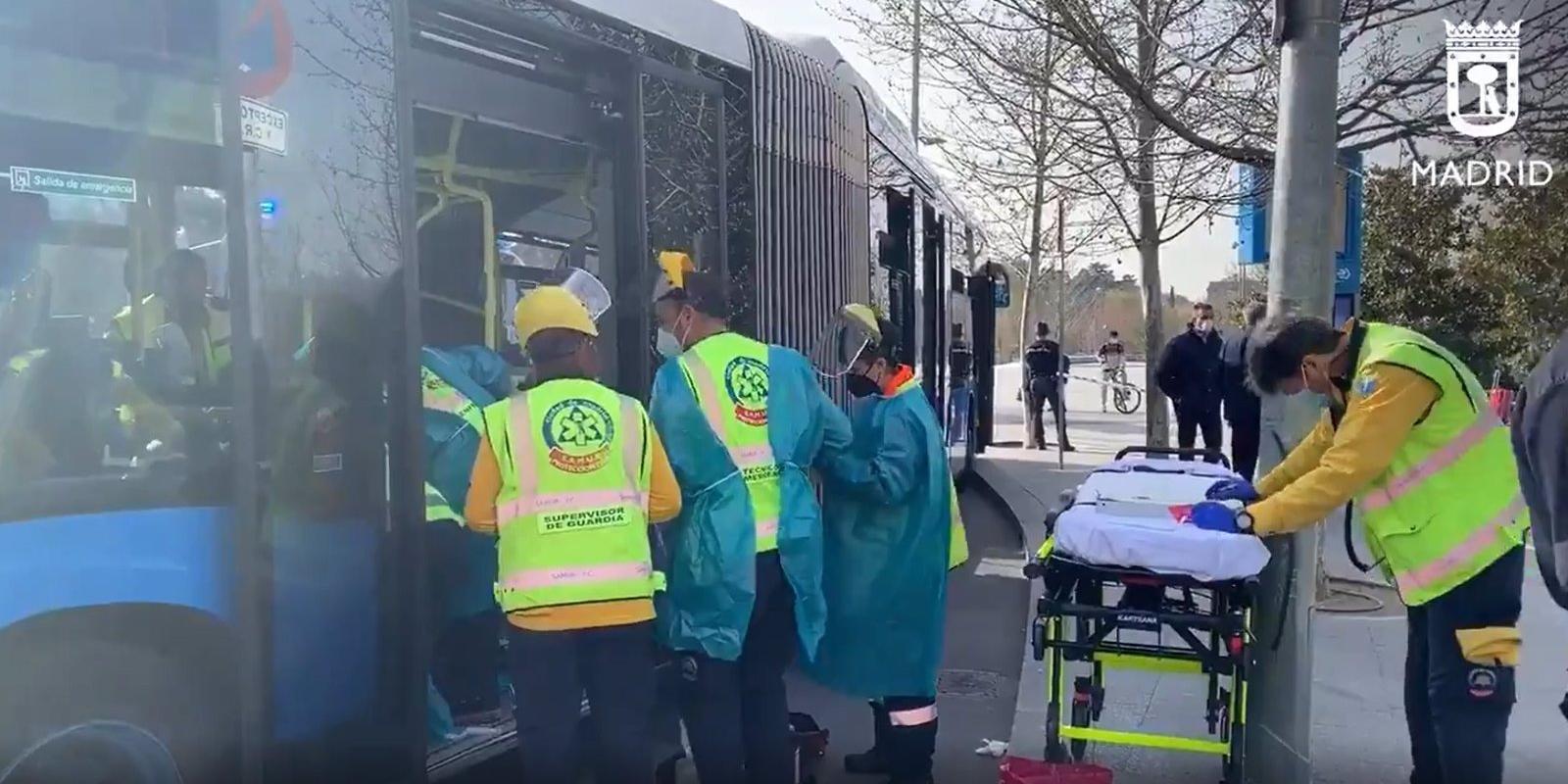 Apuñalada una mujer en un autobús especial de la EMT por un pasajero, ya detenido