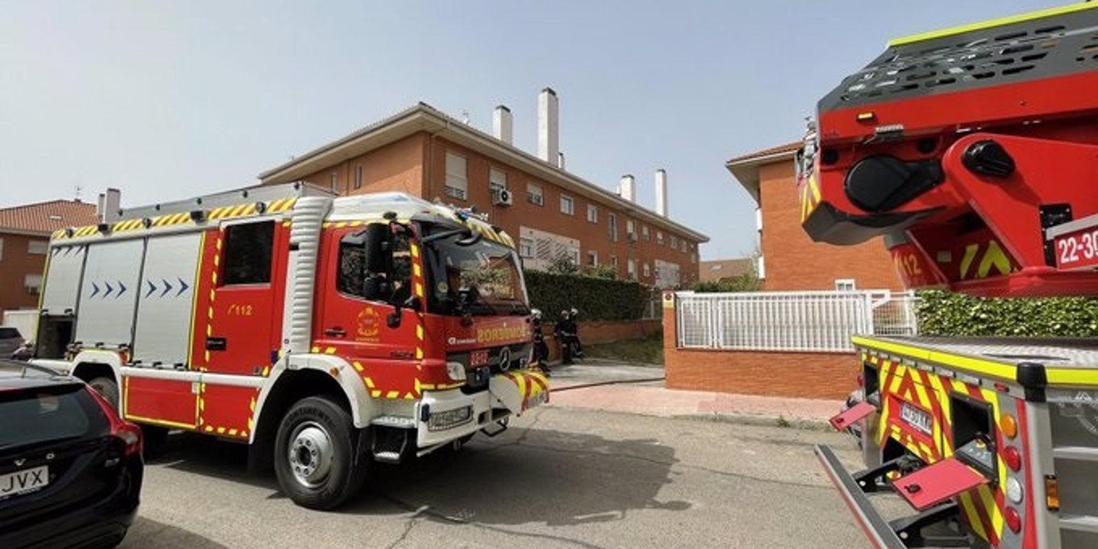Desalojadas sin heridos varias viviendas de Alcalá por el aparatoso incendio de tres coches en un garaje