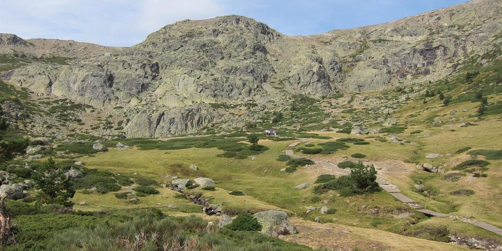 El servicio de montaña de la Guardia Civil auxilia a dos grupos desorientados durante las tormentas del sábado