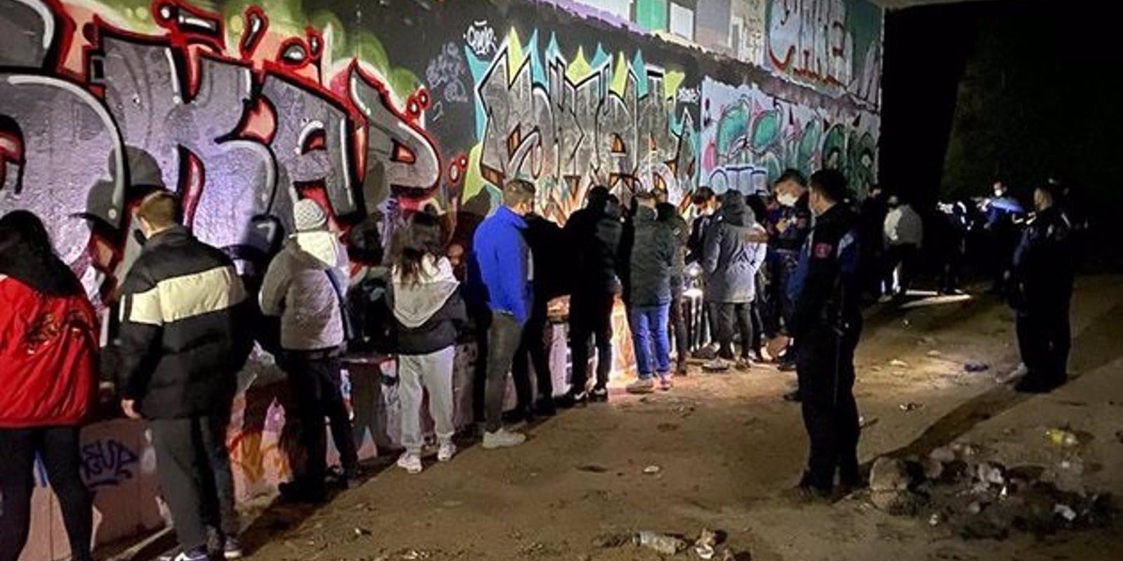 Desmantelan una 'rave' con 19 jóvenes que bailaban de madrugada en un pasadizo subterráneo de la M-40 Desmantelan una 'rave' con 19 jóvenes que bailaban de madrugada en un pasadizo subterráneo de la M-40