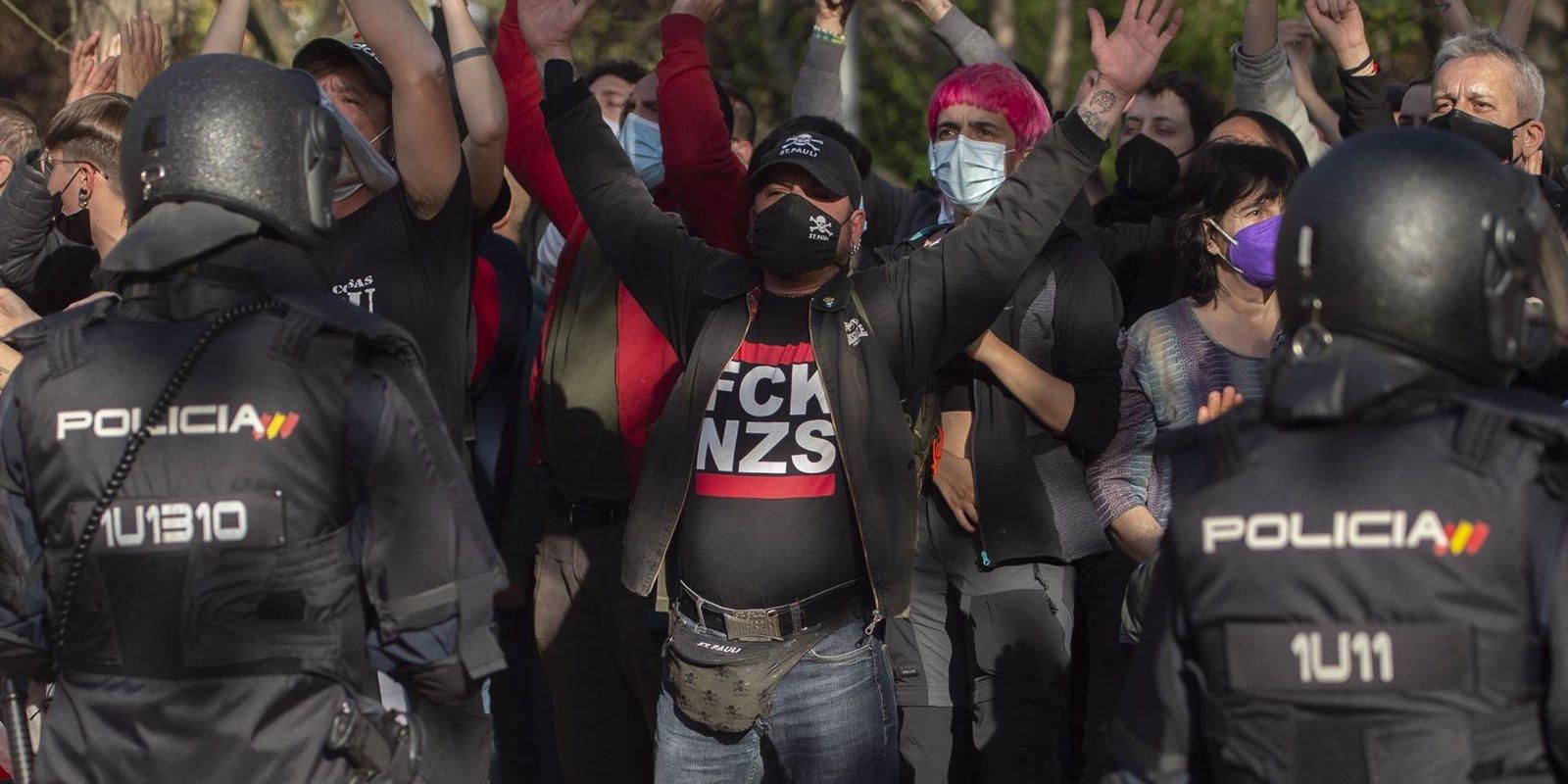 Cuatro detenidos, tres de ellos menores de edad, 14 heridos y 20 agentes de Policía atendidos con policontusiones en el acto de Vox en Vallecas