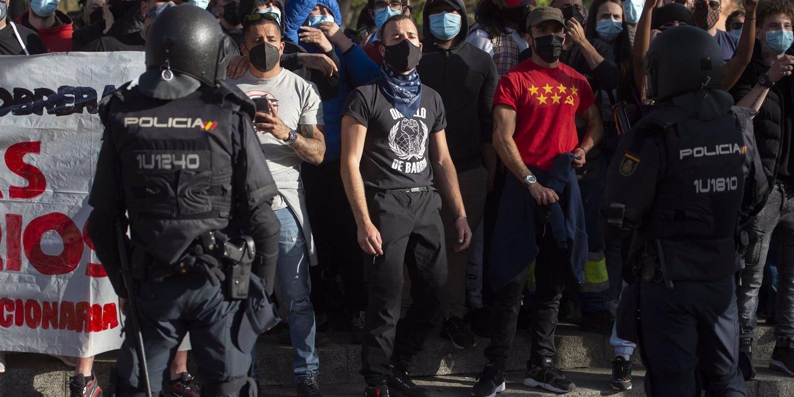 Detenido un joven por patear a un policía en los disturbios del mitin de Vox en Vallecas