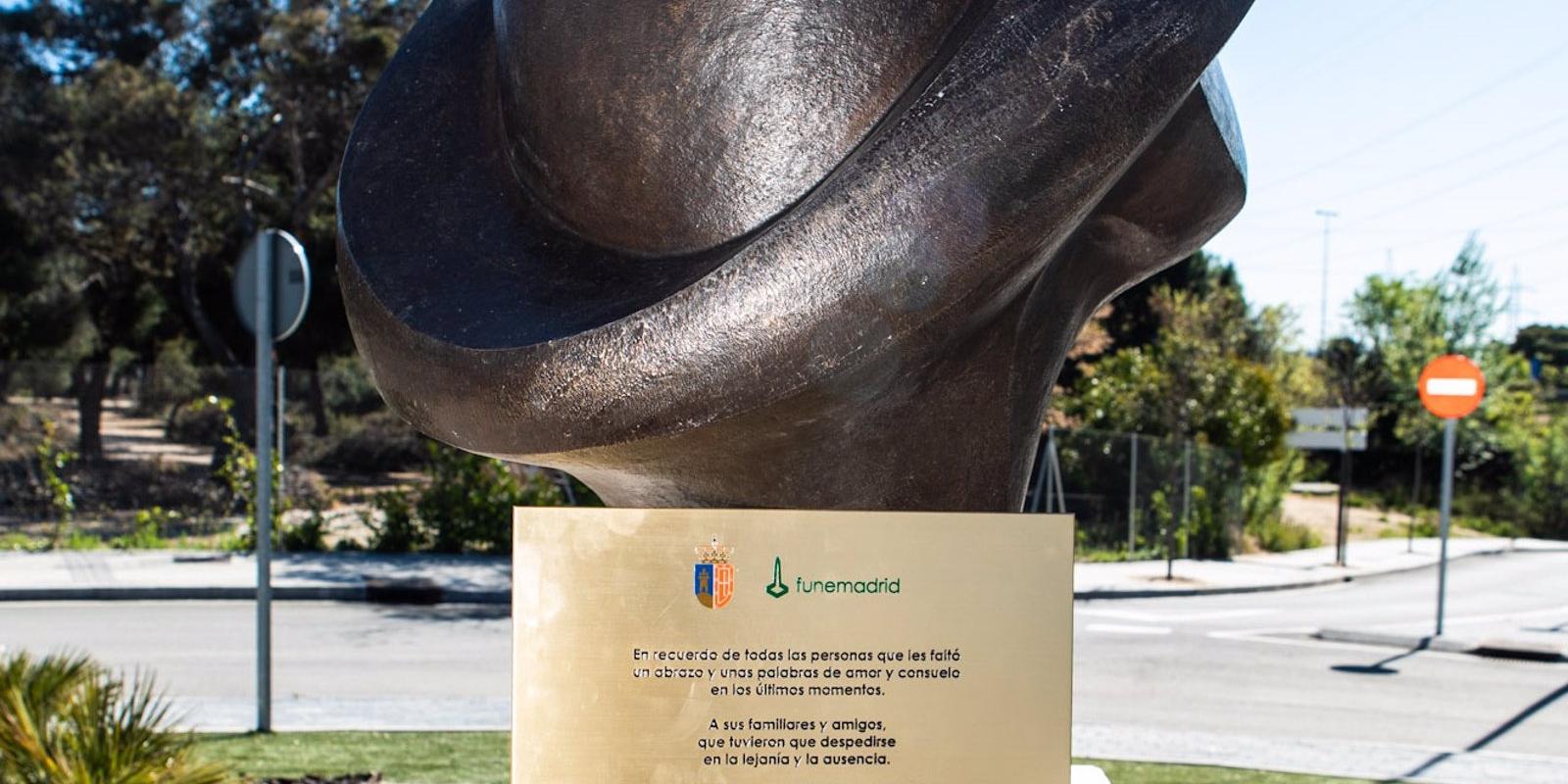 Inaugurado en Pozuelo 'El abrazo que nos une', el homenaje de la ciudad a las víctimas del Covid-19