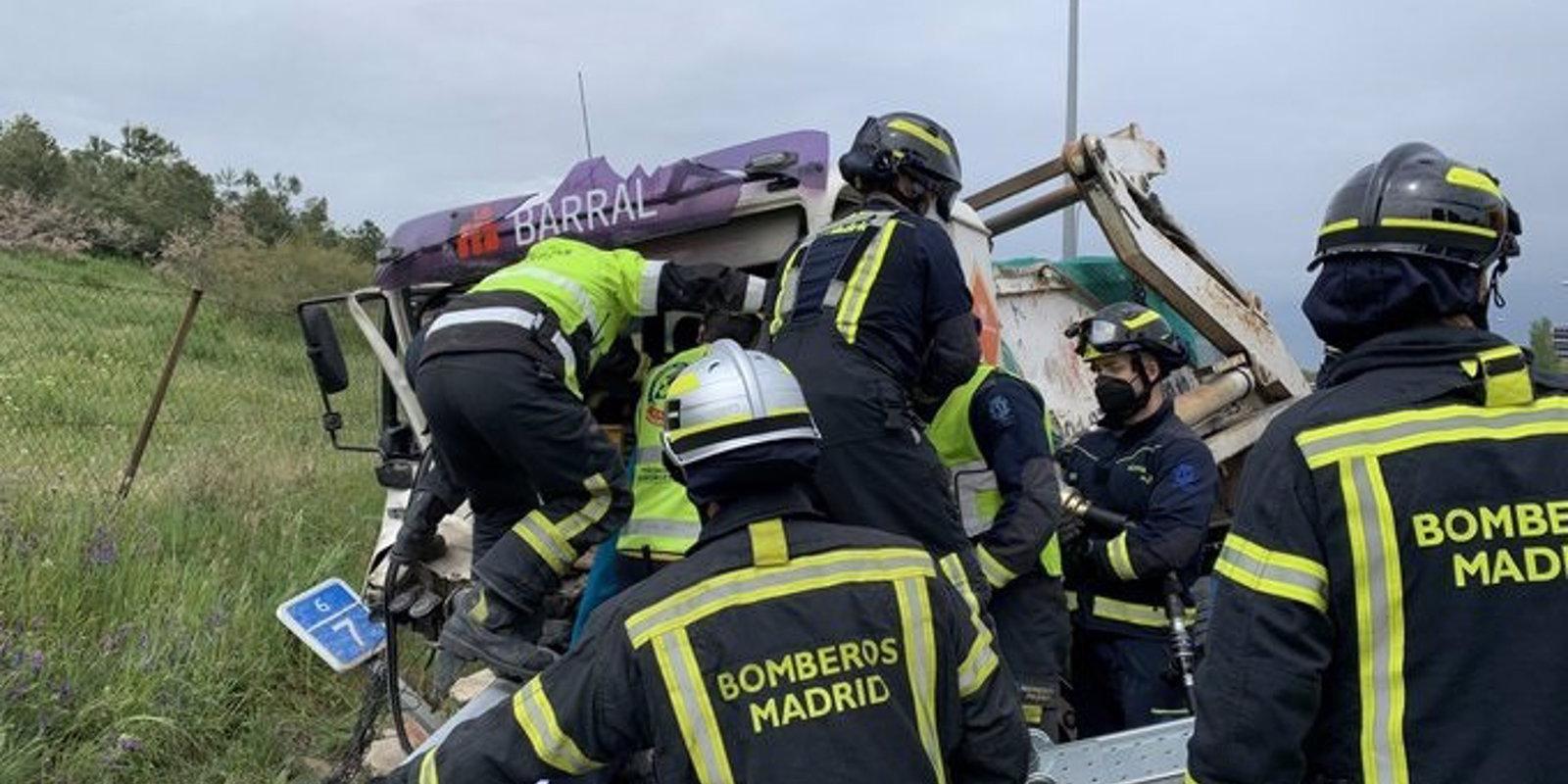Rescatan al conductor de un camión de escombros tras accidentarse en la M-40