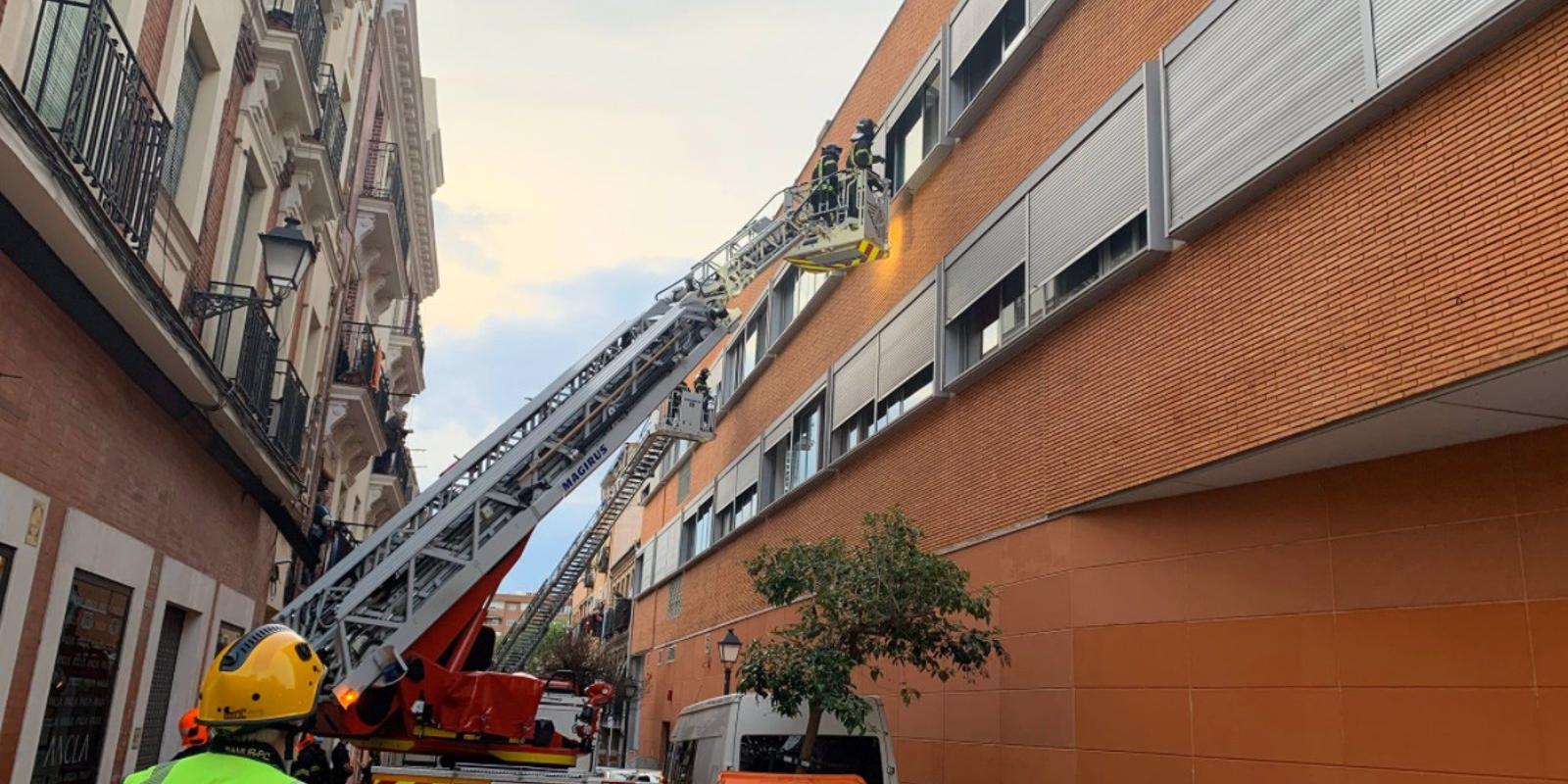Extinguido un incendio en un edificio en Vallecas que deja 13 heridos leves y 10 familias son realojadas
