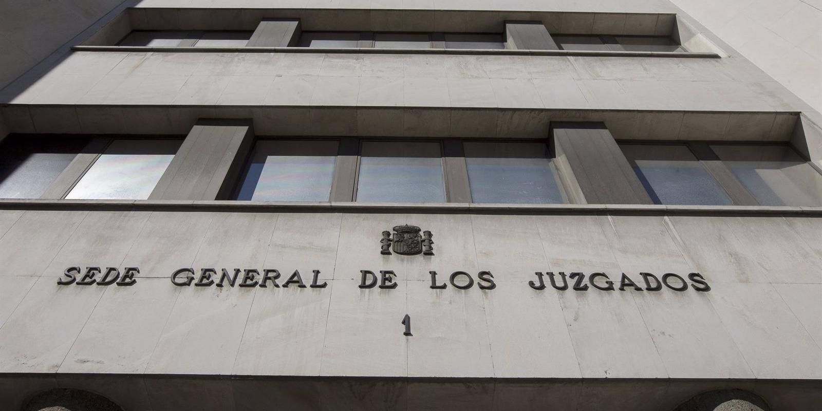 La Fiscalía denuncia por un delito de odio a un tuitero por "trivializar" el genocidio judío y enaltecer a Hitler