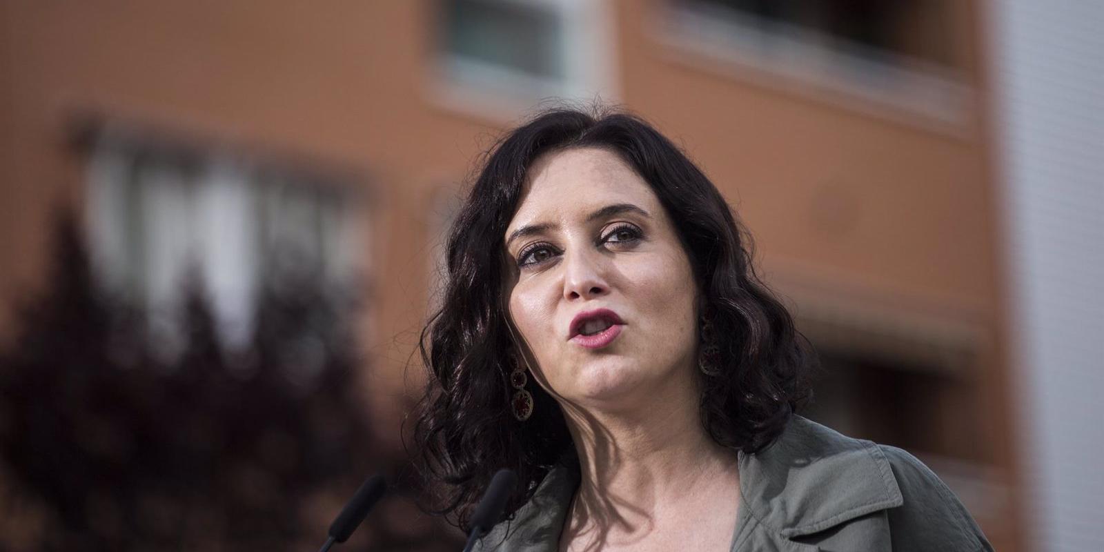 Díaz Ayuso tacha de &quot;ocurrencia&quot; prohibir fumar en terrazas: &quot;Vamos a dejar en paz a la gente que bastante normativa hay&quot;