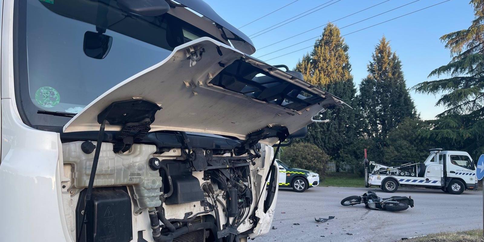 Muere un motorista de 62 al impactar contra un camión en la M-134, en Alcalá de Henares