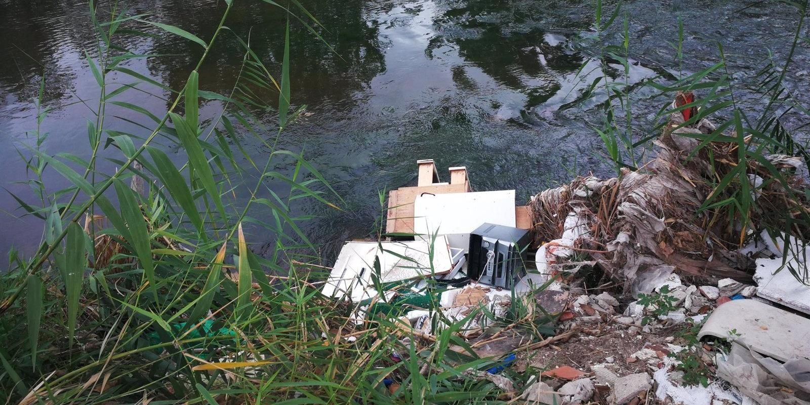 Vecinos de Getafe limpian los residuos de la ribera del Manzanares ante "la pasividad" de las Administraciones