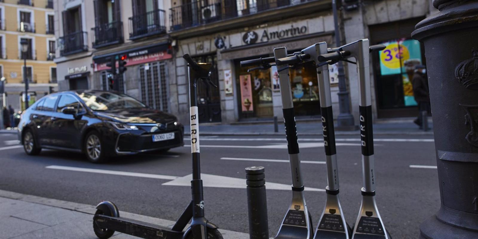 La nueva ordenanza de Movilidad Sostenible de Madrid regulará y sancionará el estacionamiento en aceras de bicis, patinetes y motos