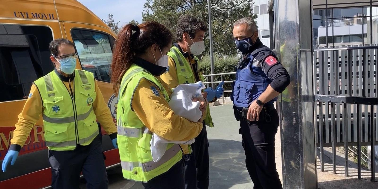 La Comunidad asume la tutela de la bebé hallada ayer en una plaza del barrio del Pilar mientras Policía busca a los padres