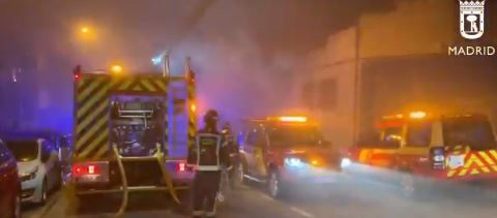 Los bomberos trabajan en la extinción de un incendio en una nave de Puente de Vallecas