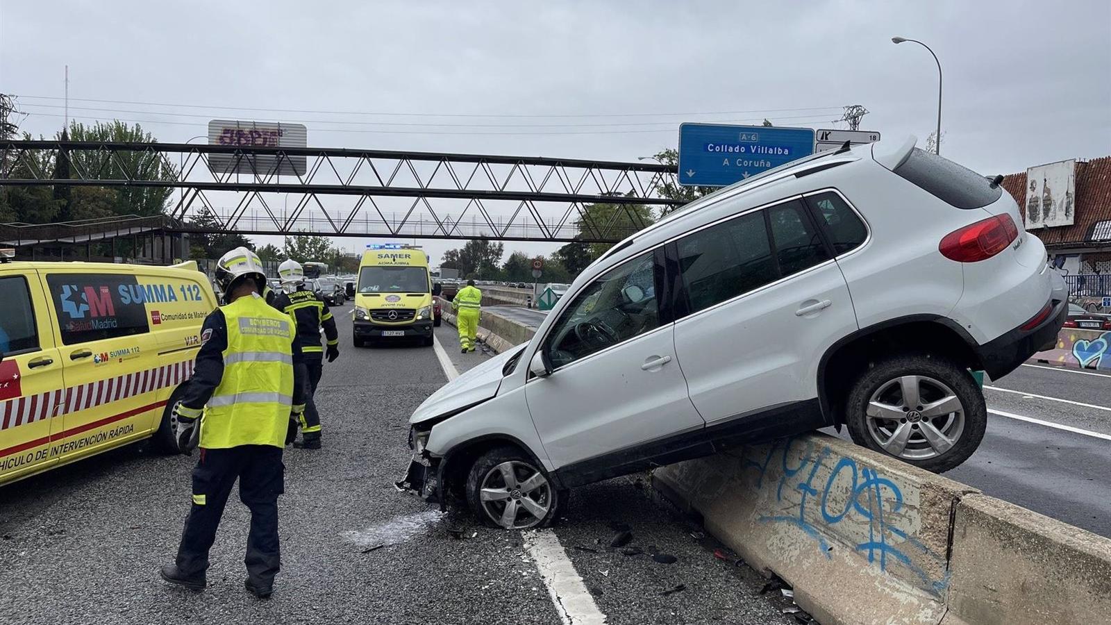 Tres heridos leves tras un aparatoso accidente en la A-6 a su paso por Las Rozas