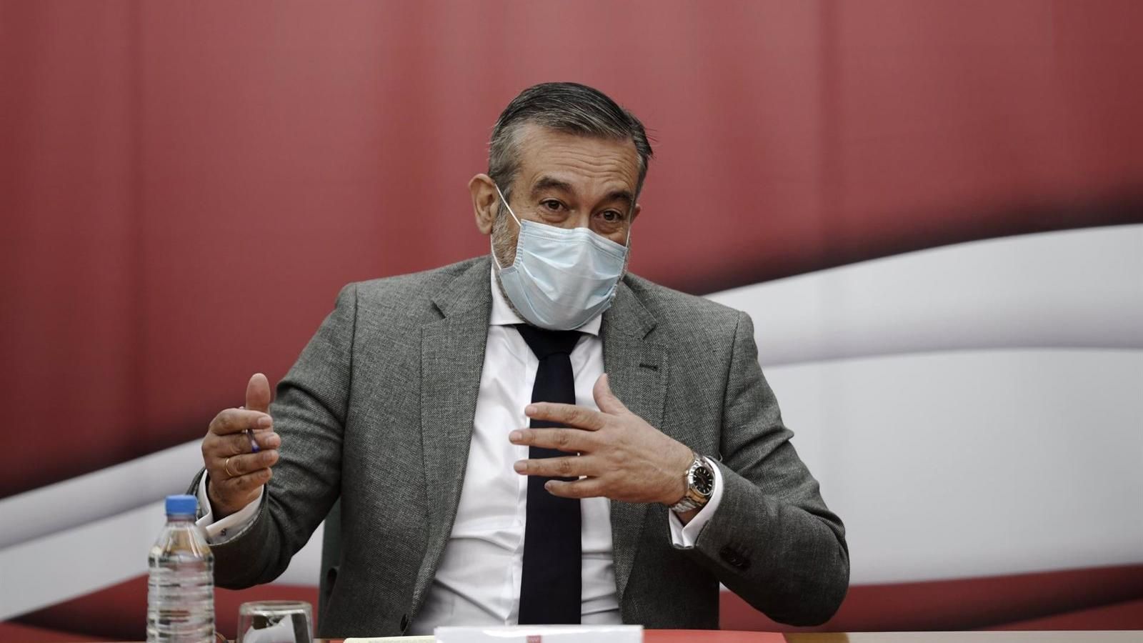 Enrique López pide a Darias "menos consejos" y "más trabajar" para conseguir vacunas