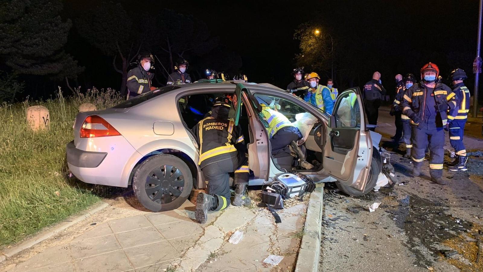 Un accidente múltiple entre tres vehículos deja tres heridos graves en Vallecas