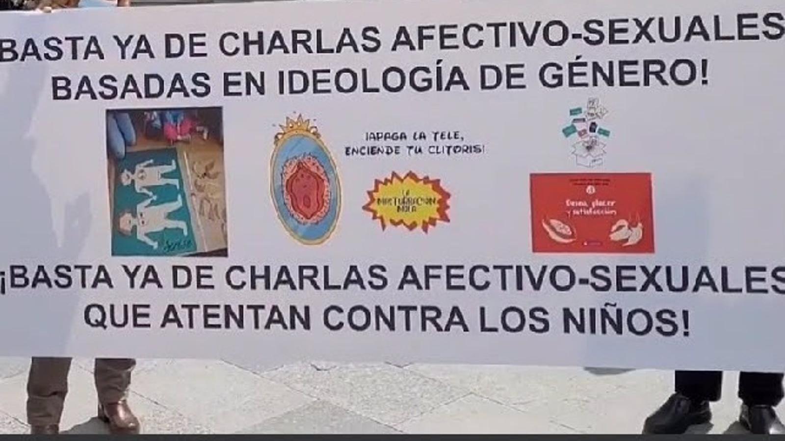 Despliegan una pancarta frente al Ayuntamiento de Getafe contra la guía afectivo-sexual que distribuyen a los niños