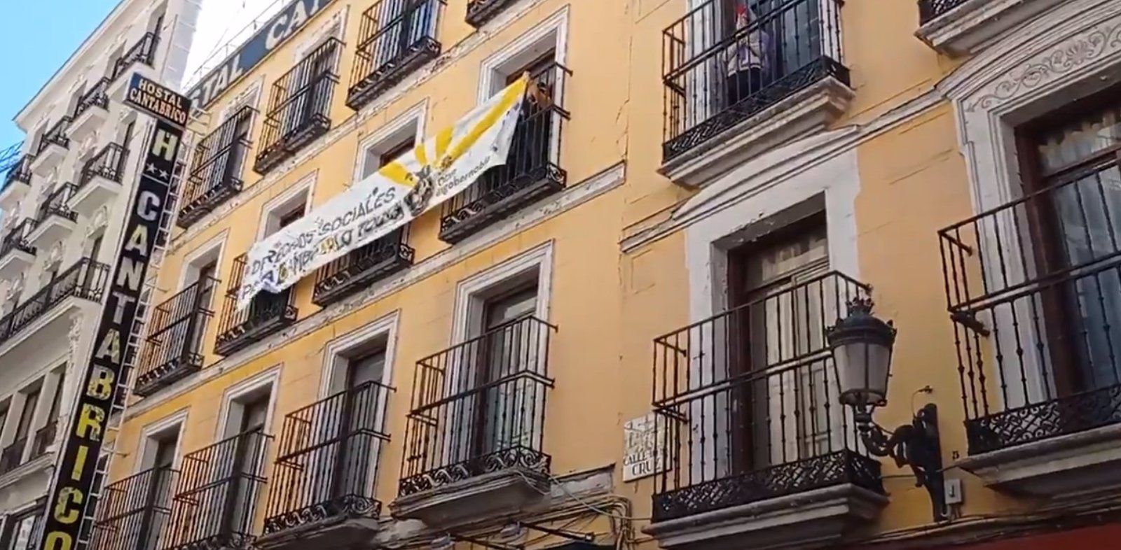 'La Ingobernable' okupa un edificio situado en la calle de la Cruz, donde instalará una 'Oficina de Derechos Sociales'