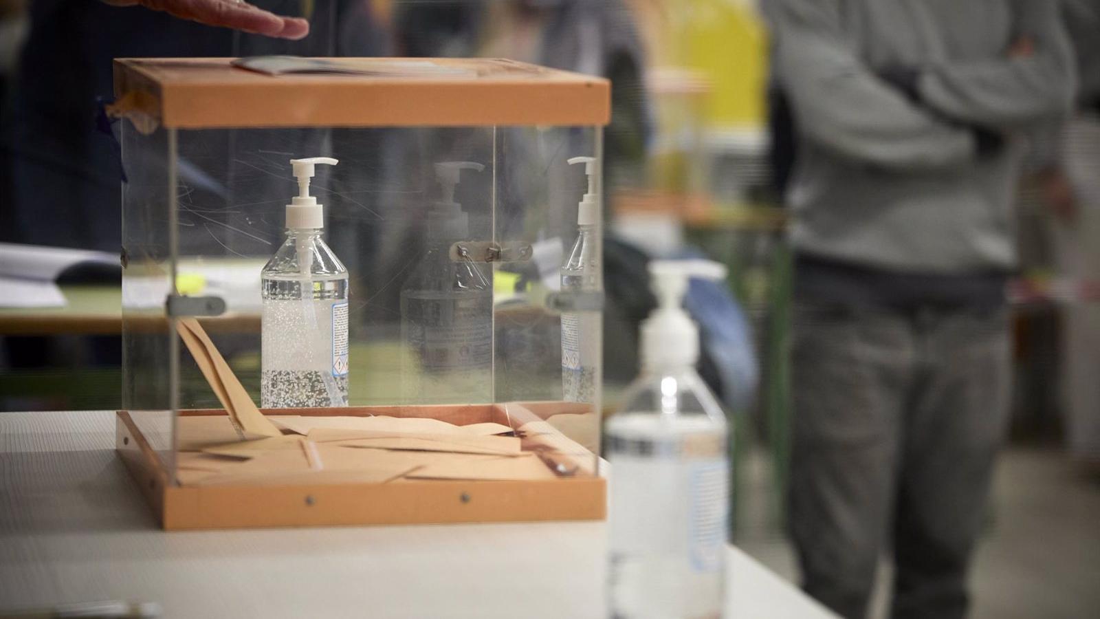 Tres detenidos por votar en dos colegios diferentes en Puente de Vallecas