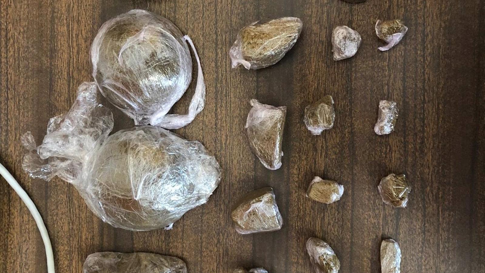 Detenido el dueño de un local de Parla al detectar perros policía medio kilo de hachís en la nevera y cafetera