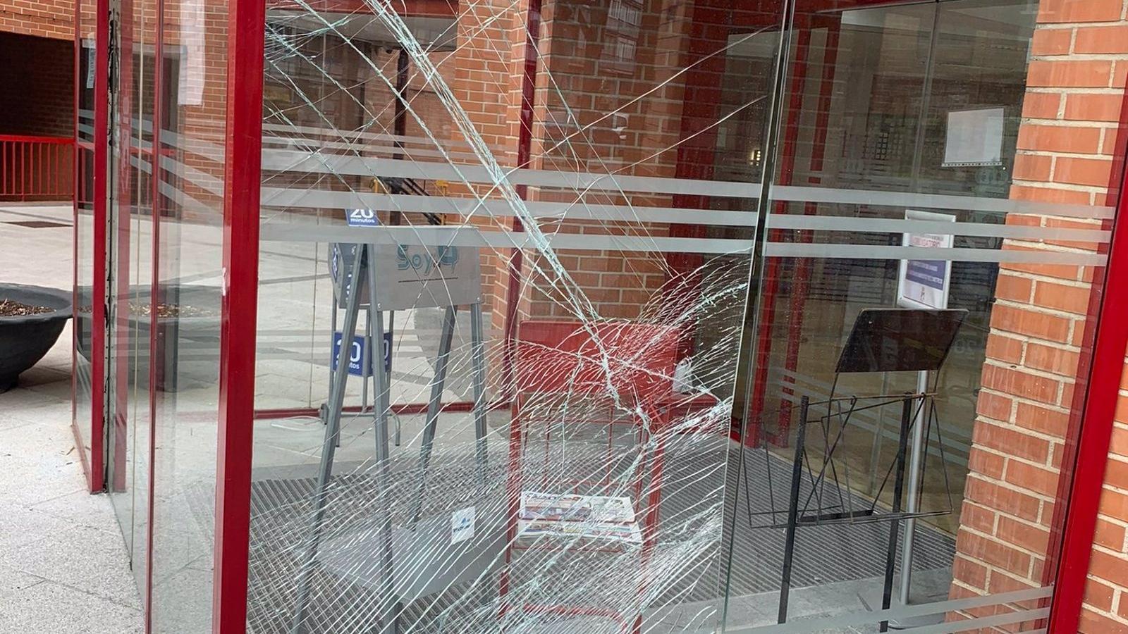 Detenido el joven que rompió una pared de cristal de acceso al Ayuntamiento de Coslada