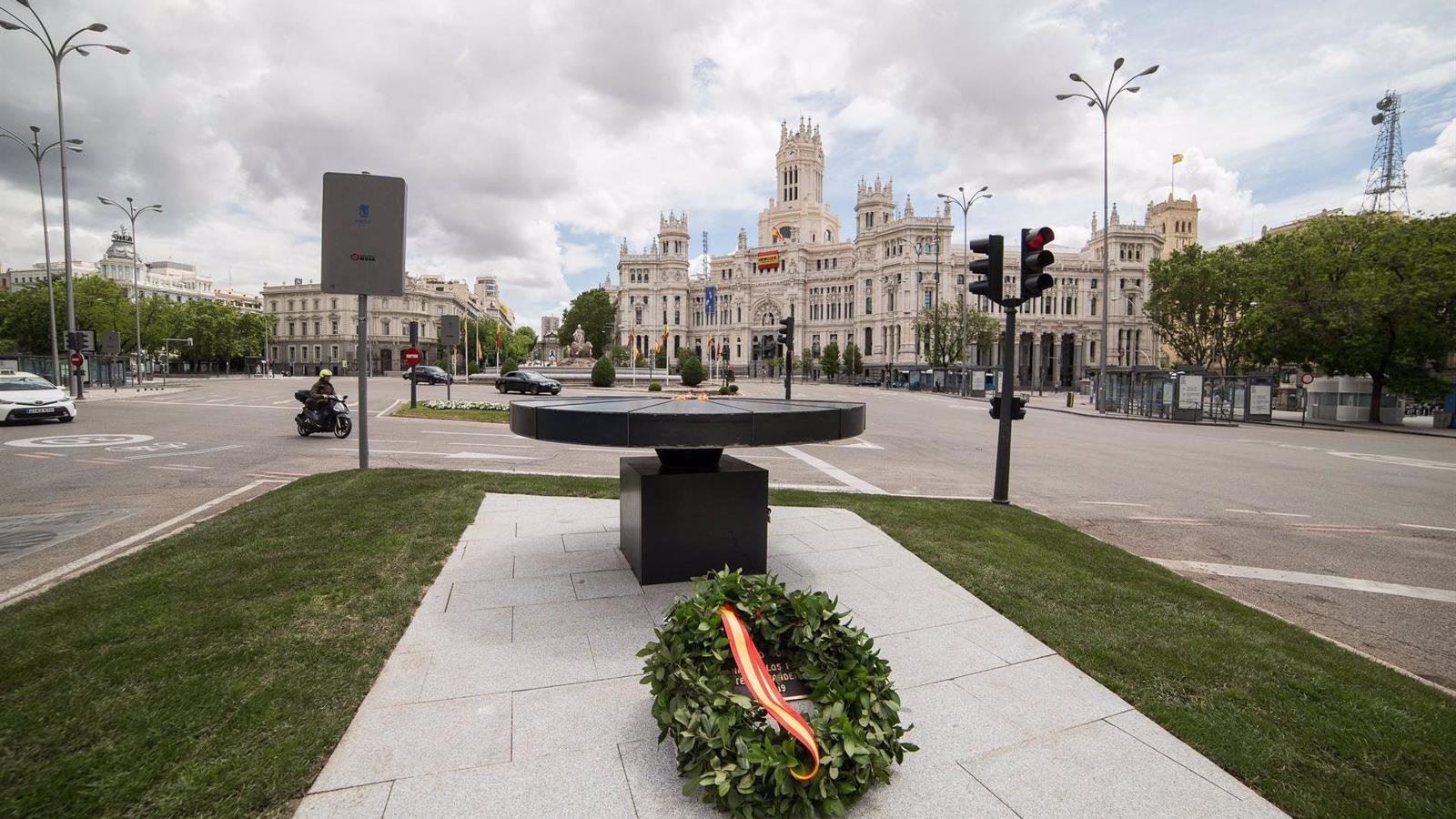 Almeida y Villacís depositan una corona de laurel ante el pebetero en nombre de la ciudad recordando a víctimas de Covid