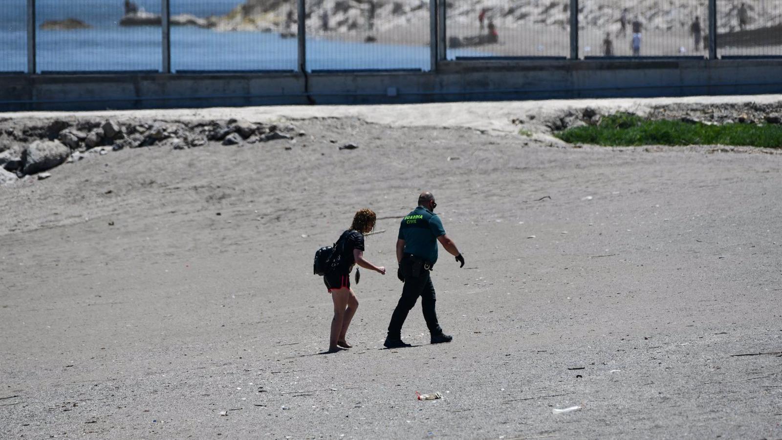 Más de 3.000 marroquíes entran irregularmente en Ceuta ante la pasividad de las fuerzas de seguridad del país vecino